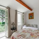 In Gassin Near Tropez Beaches 쎙뜨호뻬